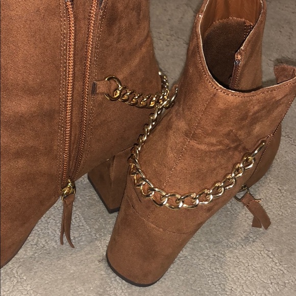 Brown booties with gold chain - Picture 3 of 3
